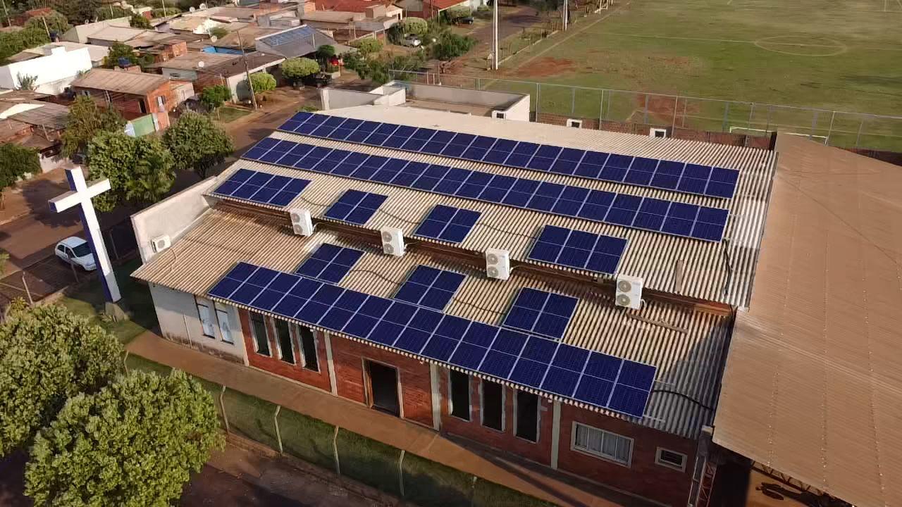 Sistema fotovoltaico em telhado de edificação comercial
