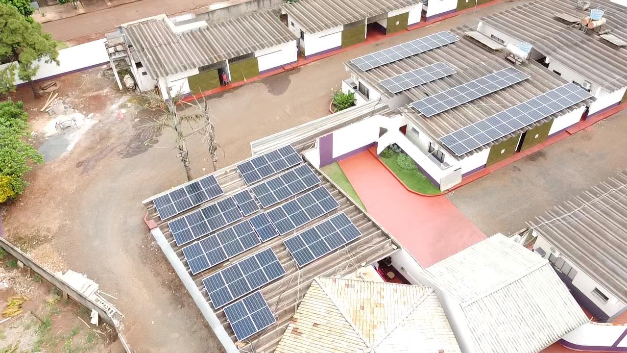 Vista aérea de sistemas fotovoltaicos em complexo comercial