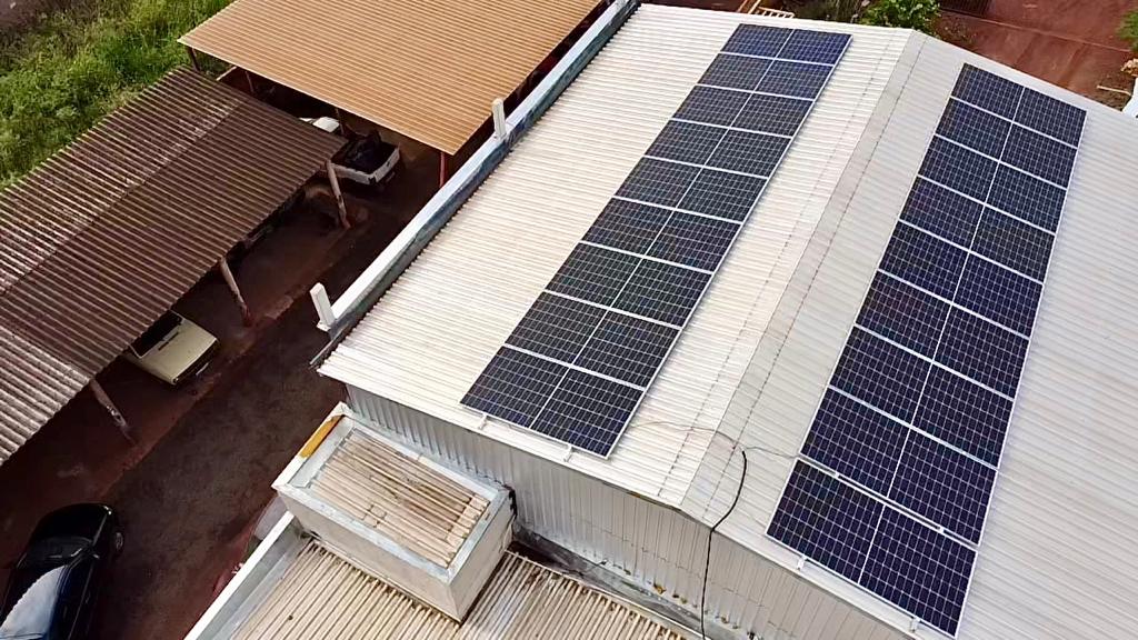 Sistema fotovoltaico em telhado metálico executado pela AS ENERGY