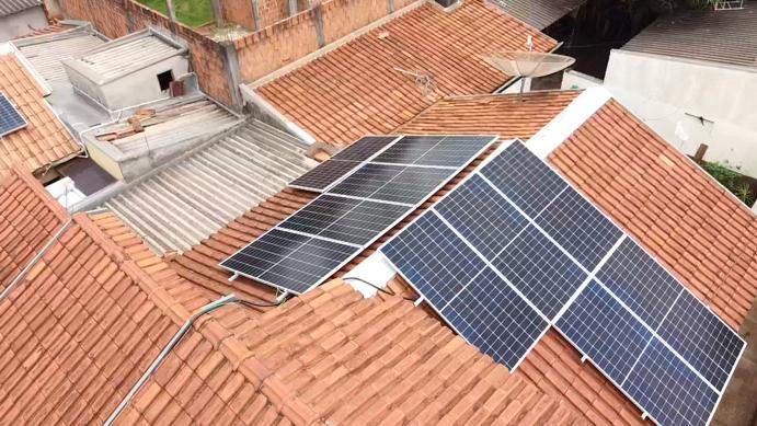 Sistema fotovoltaico em telhado residencial de cerâmica